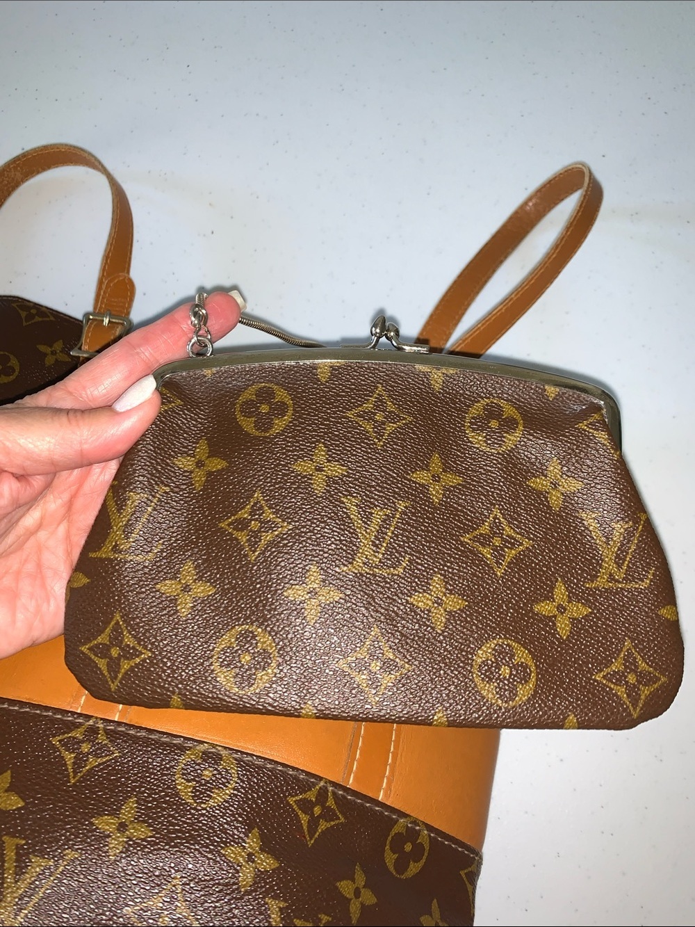 Vintage Louis Vuitton
Monogram Bucket GM Tote Matching Pouch HIGHLY SOUGHT AFTER - Picture 9 of 17